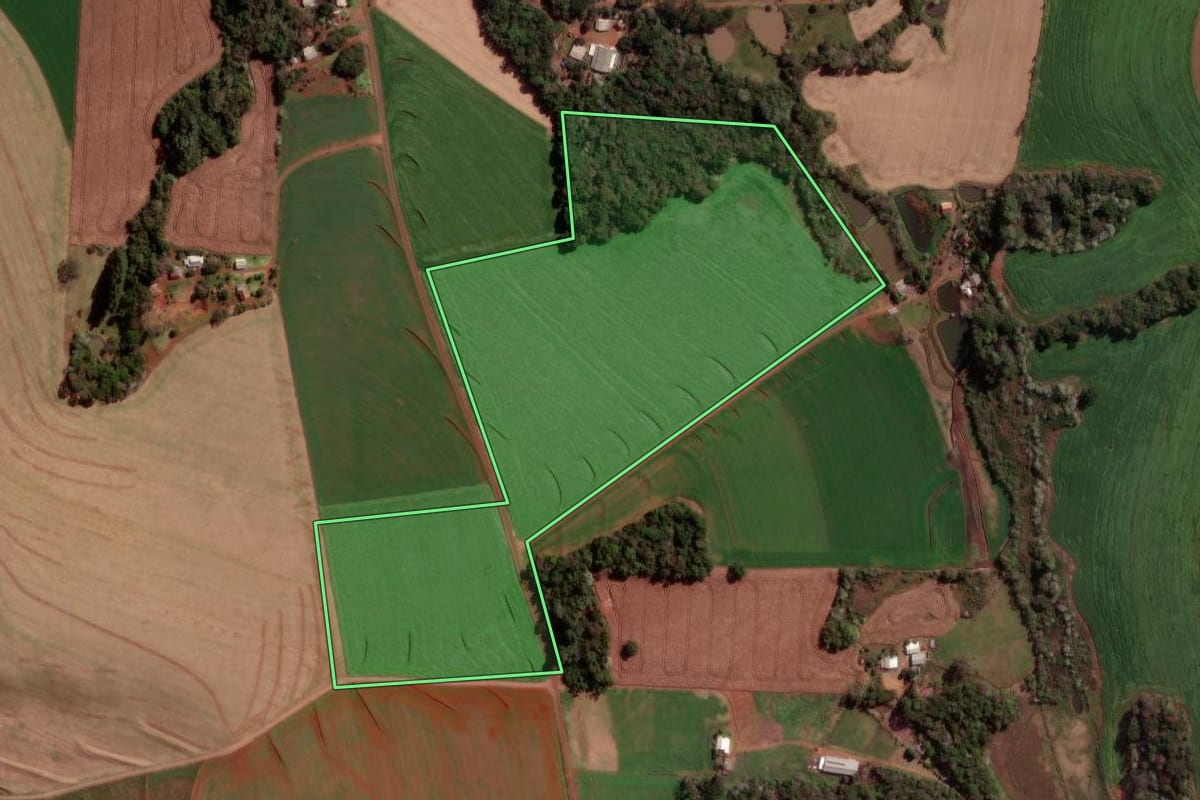 Imagem de satélite do imóvel rural em Bom Sucesso do Sul (PR), com o contorno declarado no CAR desenhado por cima.