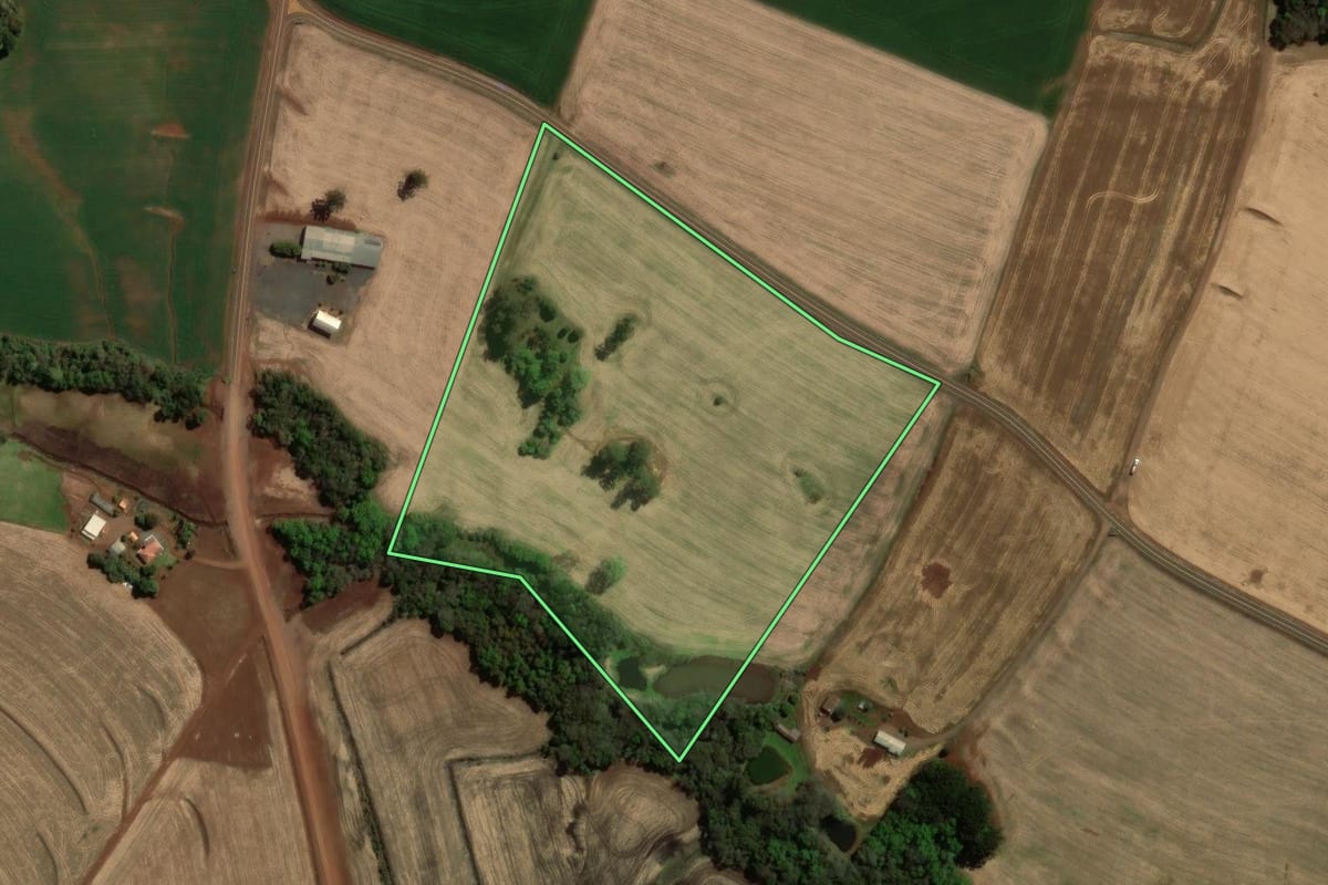 Imagem de satélite do imóvel rural em Bom Sucesso do Sul (PR), com o contorno declarado no CAR desenhado por cima.