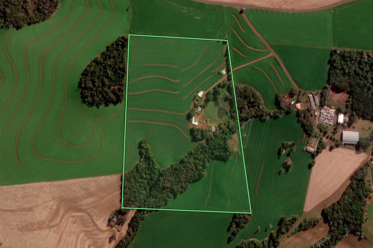 Imagem de satélite do imóvel rural em Bom Sucesso do Sul (PR), com o contorno declarado no CAR desenhado por cima.
