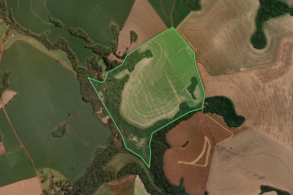 Imagem de satélite do imóvel rural em Bom Sucesso do Sul (PR), com o contorno declarado no CAR desenhado por cima.