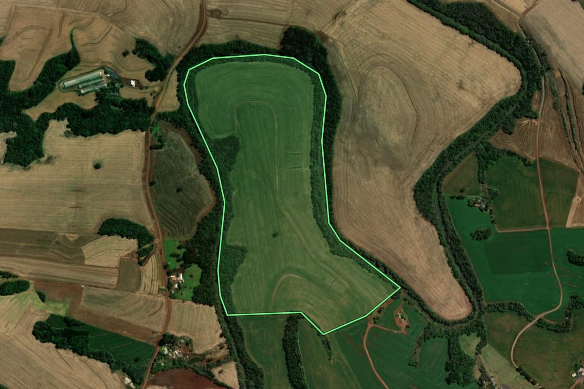 Imagem de satélite do imóvel rural em Bom Sucesso do Sul (PR), com o contorno declarado no CAR desenhado por cima.