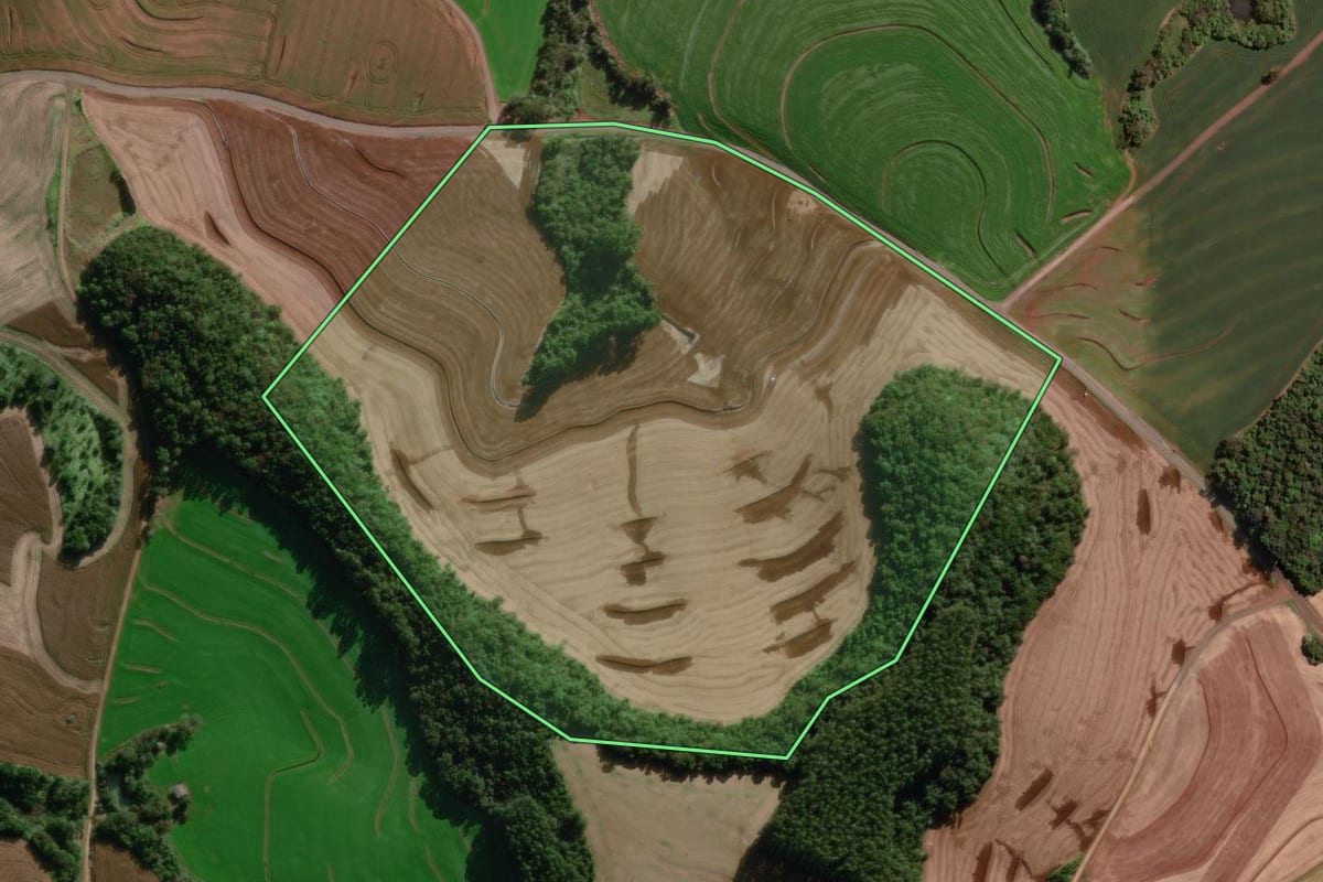 Imagem de satélite do imóvel rural em Bom Sucesso do Sul (PR), com o contorno declarado no CAR desenhado por cima.