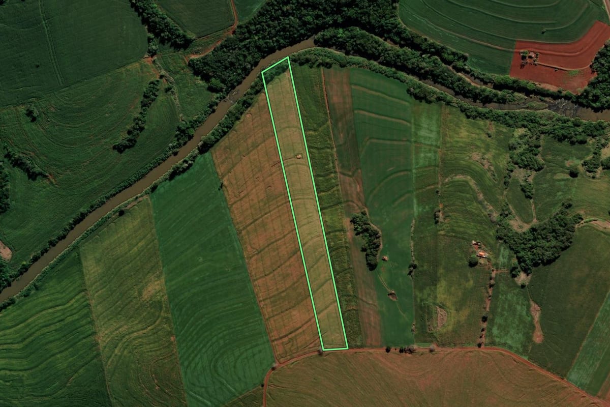 Imagem de satélite do imóvel rural em Borrazópolis (PR), com o contorno declarado no CAR desenhado por cima.