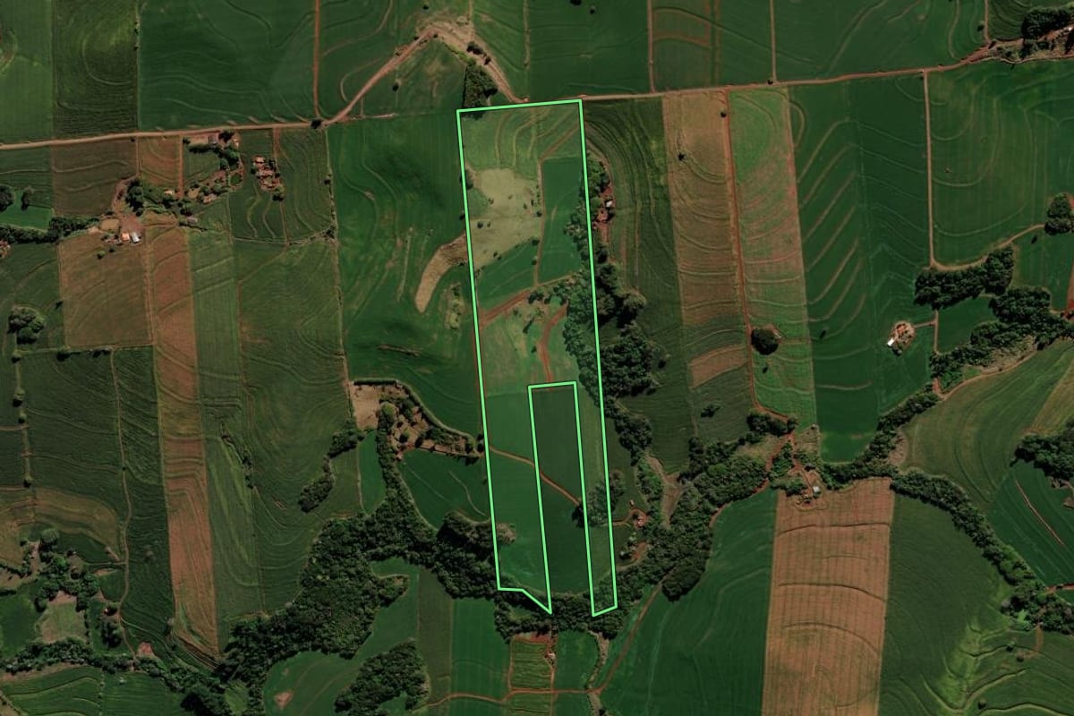 Imagem de satélite do imóvel rural em Borrazópolis (PR), com o contorno declarado no CAR desenhado por cima.