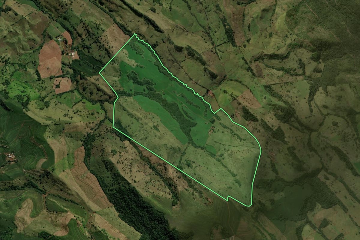 Imagem de satélite do imóvel rural em Borrazópolis (PR), com o contorno declarado no CAR desenhado por cima.