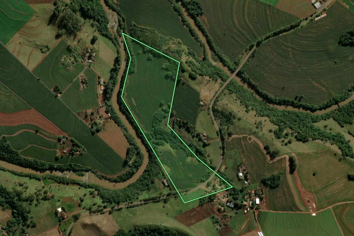 Imagem de satélite do imóvel rural em Borrazópolis (PR), com o contorno declarado no CAR desenhado por cima.
