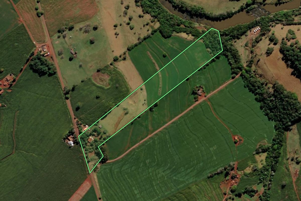 Imagem de satélite do imóvel rural em Borrazópolis (PR), com o contorno declarado no CAR desenhado por cima.