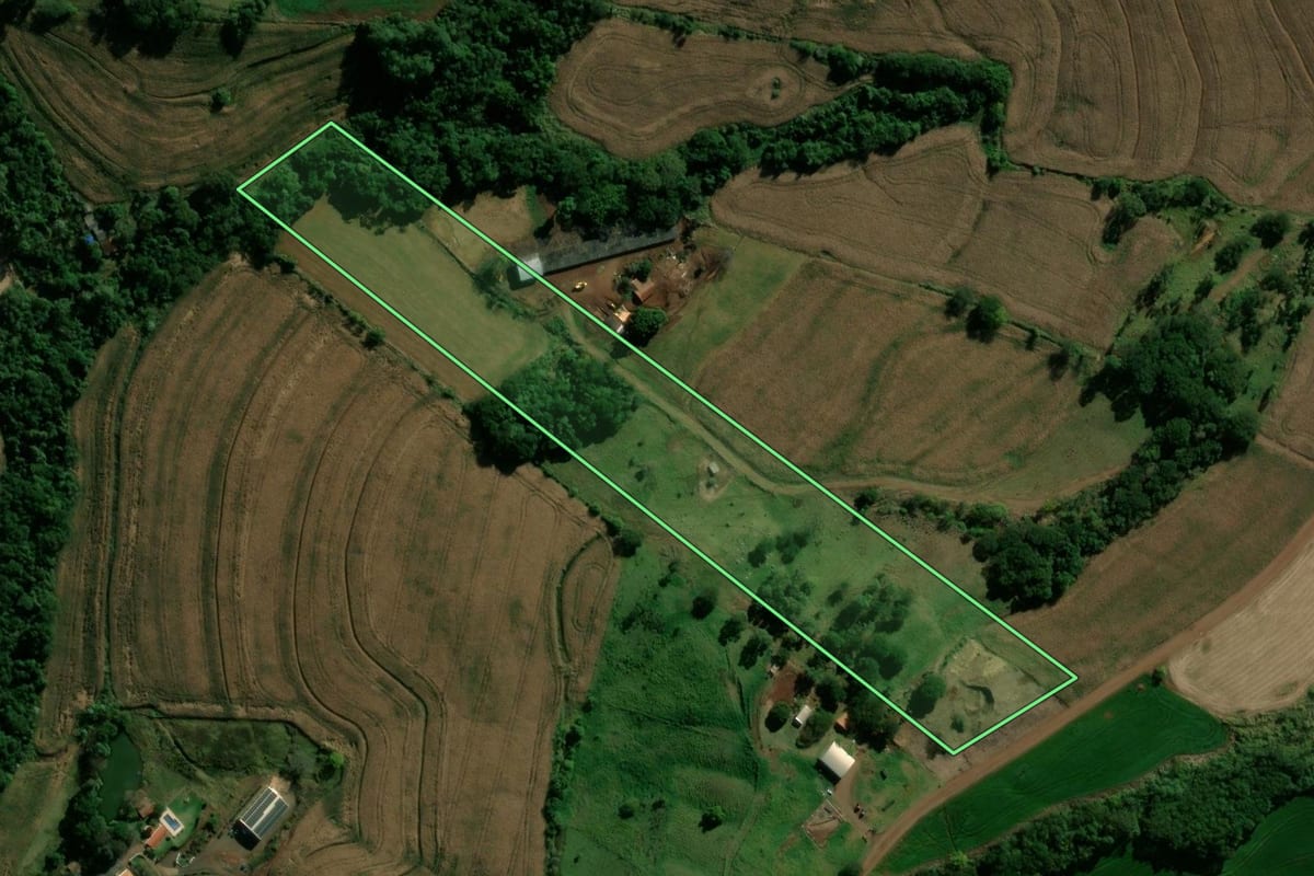 Imagem de satélite do imóvel rural em Borrazópolis (PR), com o contorno declarado no CAR desenhado por cima.