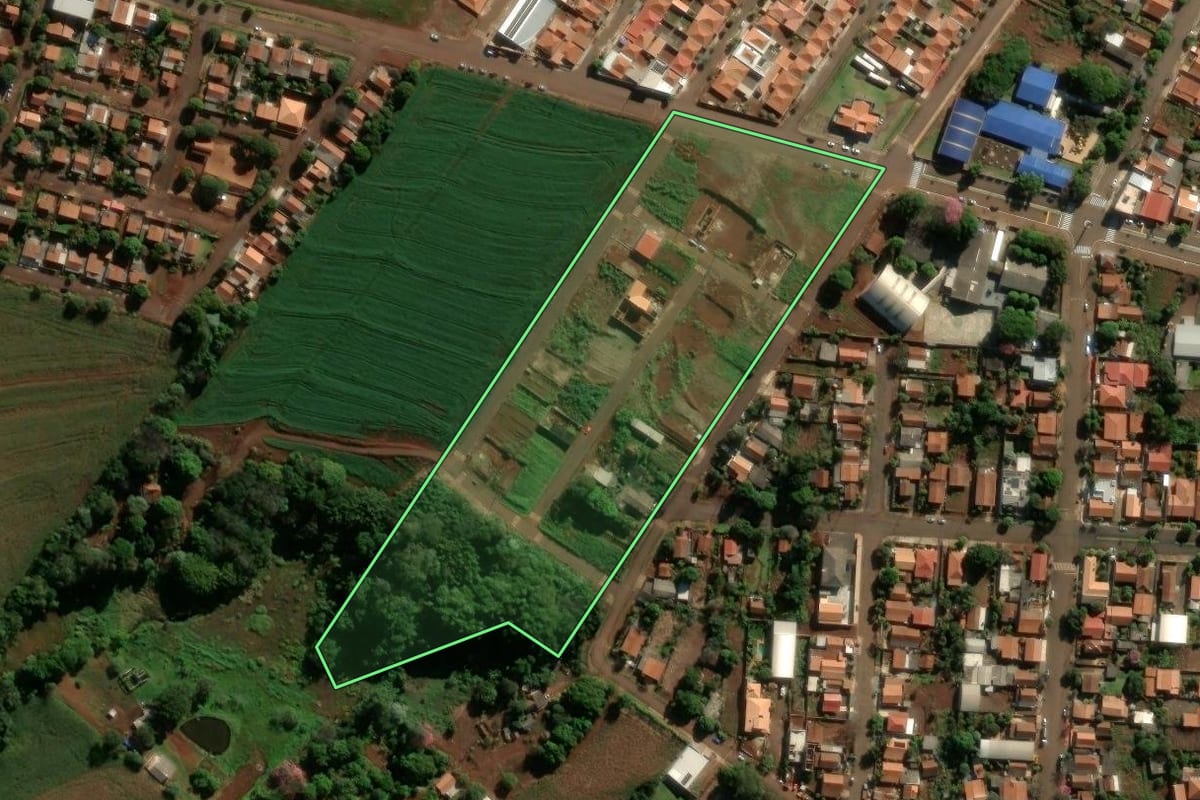 Imagem de satélite do imóvel rural em Borrazópolis (PR), com o contorno declarado no CAR desenhado por cima.