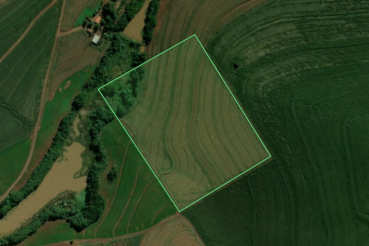 Imagem de satélite do imóvel rural em Borrazópolis (PR), com o contorno declarado no CAR desenhado por cima.
