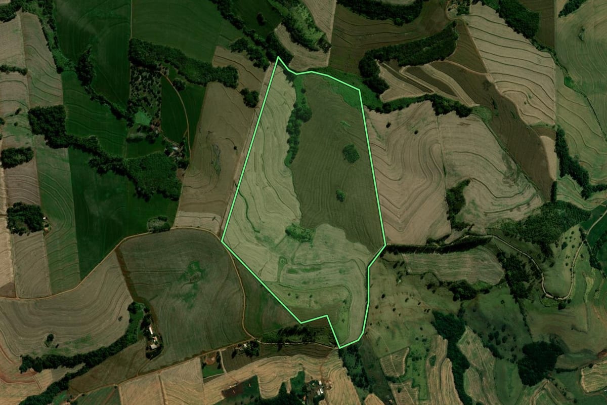 Imagem de satélite do imóvel rural em Borrazópolis (PR), com o contorno declarado no CAR desenhado por cima.