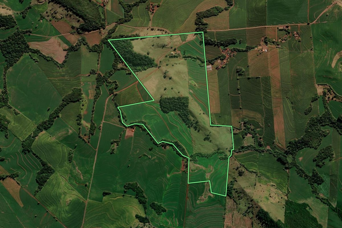Imagem de satélite do imóvel rural em Borrazópolis (PR), com o contorno declarado no CAR desenhado por cima.