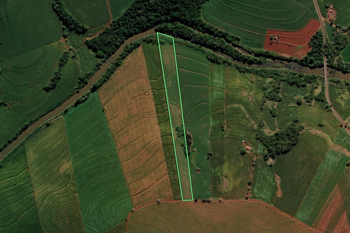 Imagem de satélite do imóvel rural em Borrazópolis (PR), com o contorno declarado no CAR desenhado por cima.