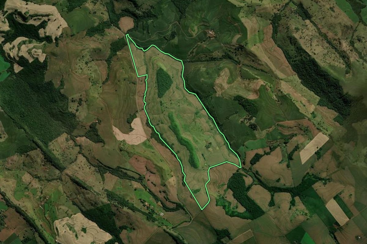 Imagem de satélite do imóvel rural em Borrazópolis (PR), com o contorno declarado no CAR desenhado por cima.