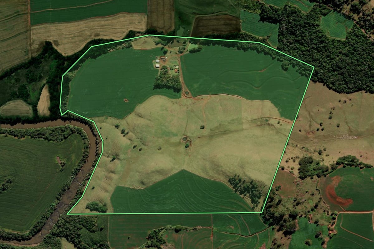 Imagem de satélite do imóvel rural em Borrazópolis (PR), com o contorno declarado no CAR desenhado por cima.