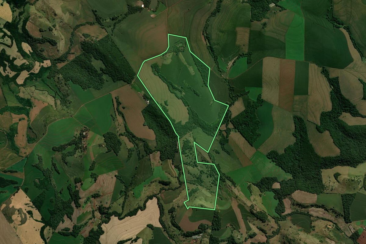 Imagem de satélite do imóvel rural em Borrazópolis (PR), com o contorno declarado no CAR desenhado por cima.