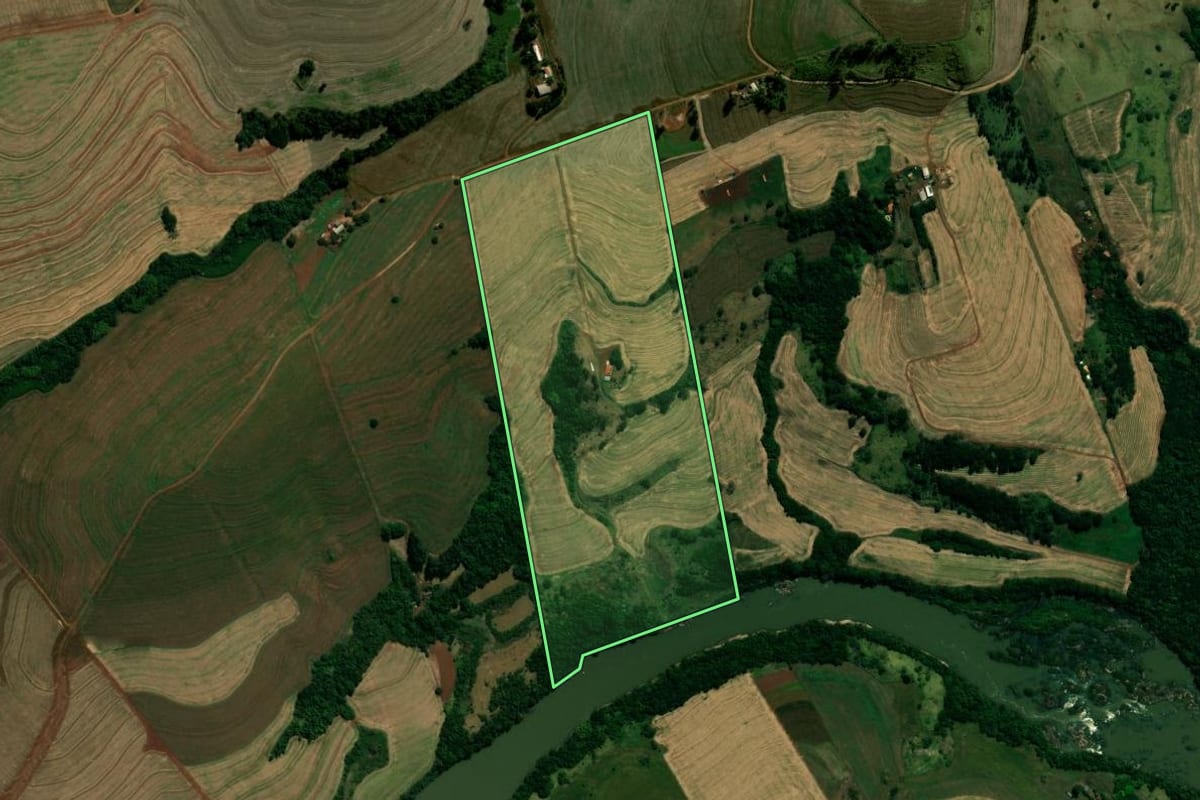 Imagem de satélite do imóvel rural em Borrazópolis (PR), com o contorno declarado no CAR desenhado por cima.