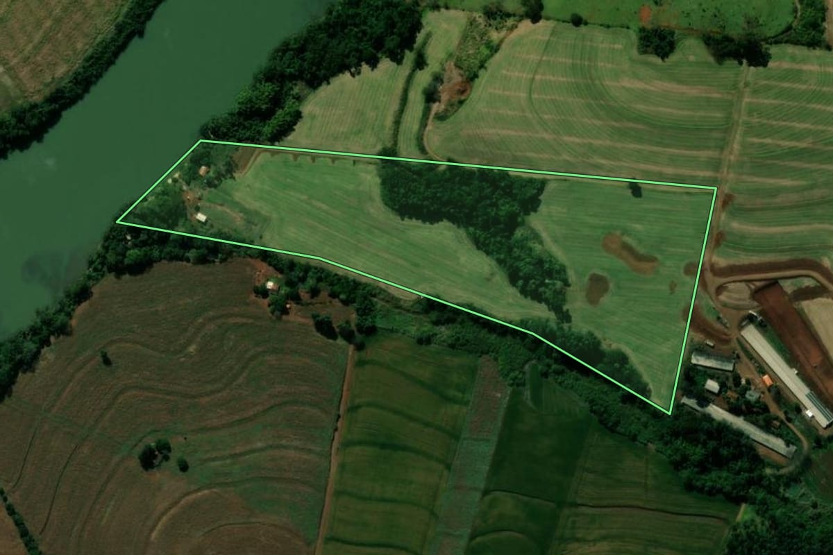 Imagem de satélite do imóvel rural em Borrazópolis (PR), com o contorno declarado no CAR desenhado por cima.