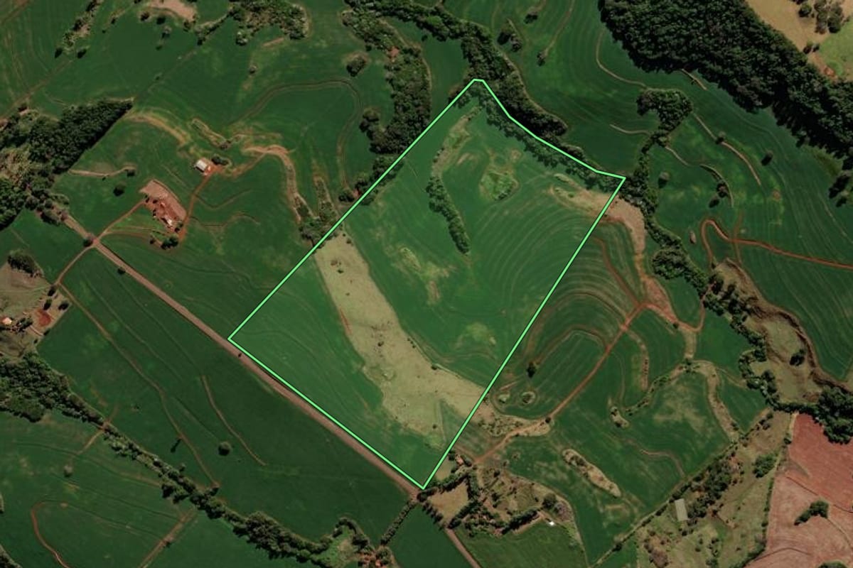 Imagem de satélite do imóvel rural em Borrazópolis (PR), com o contorno declarado no CAR desenhado por cima.