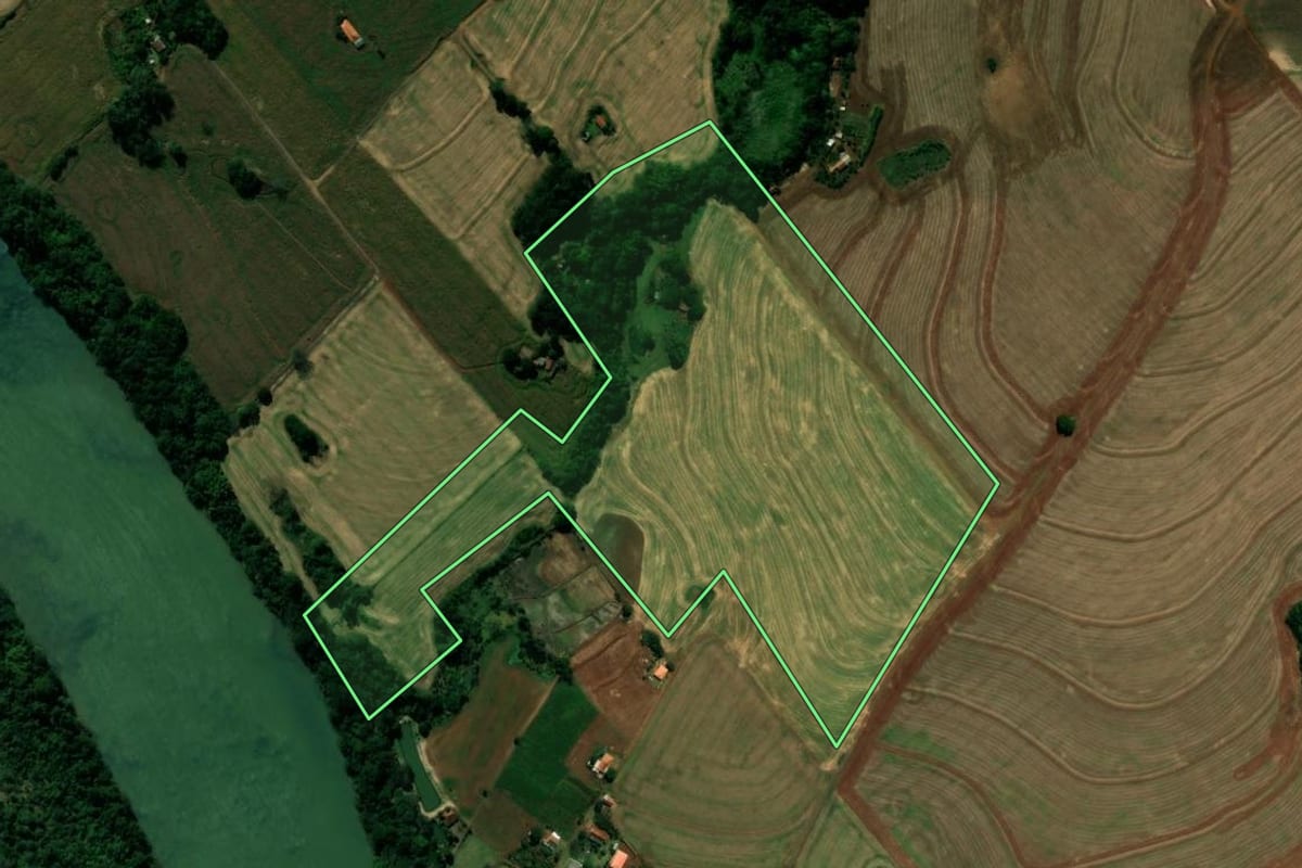 Imagem de satélite do imóvel rural em Borrazópolis (PR), com o contorno declarado no CAR desenhado por cima.