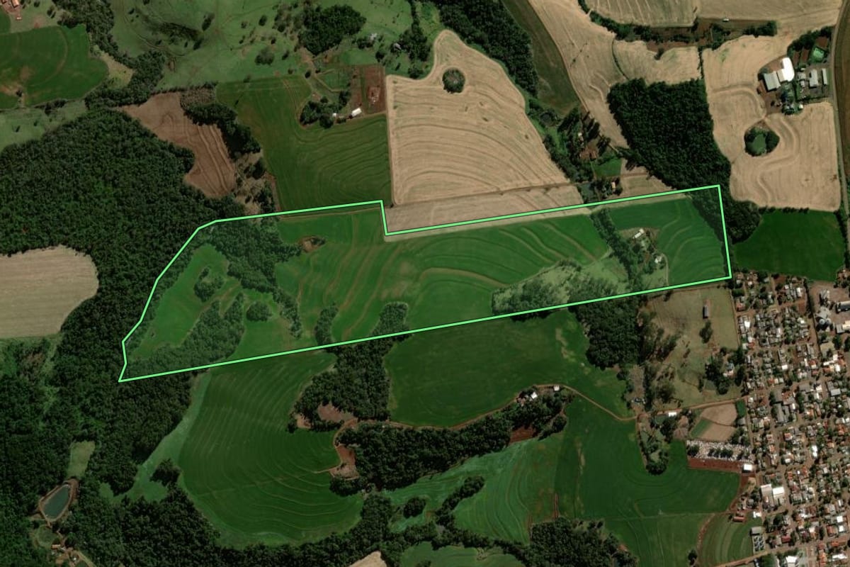 Imagem de satélite do imóvel rural em Braganey (PR), com o contorno declarado no CAR desenhado por cima.