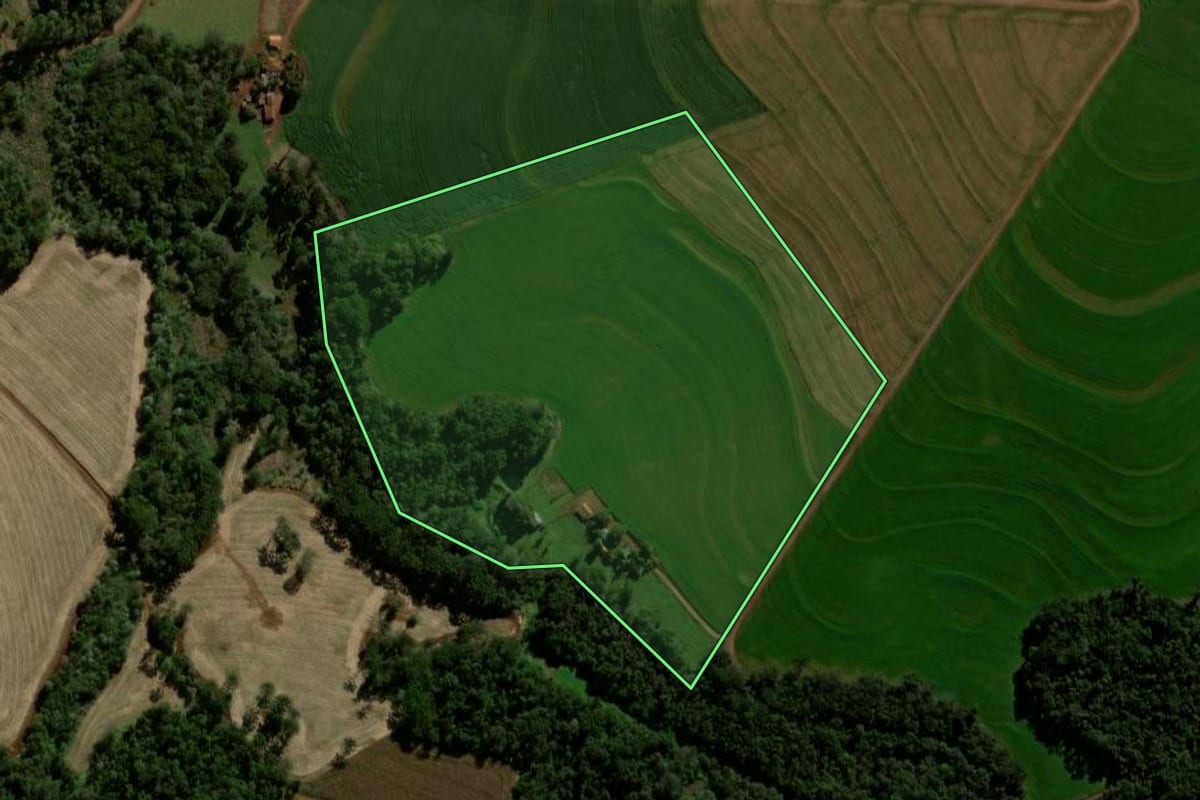 Imagem de satélite do imóvel rural em Braganey (PR), com o contorno declarado no CAR desenhado por cima.