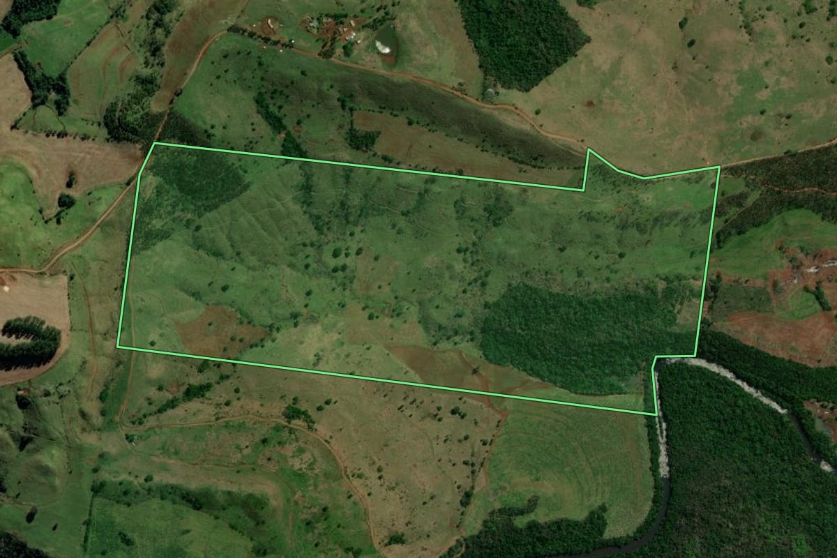 Imagem de satélite do imóvel rural em Braganey (PR), com o contorno declarado no CAR desenhado por cima.