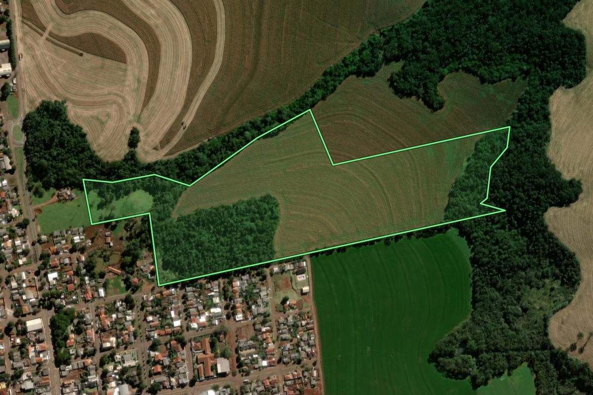 Imagem de satélite do imóvel rural em Braganey (PR), com o contorno declarado no CAR desenhado por cima.