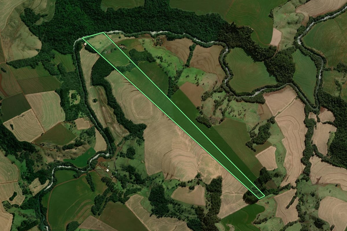 Imagem de satélite do imóvel rural em Braganey (PR), com o contorno declarado no CAR desenhado por cima.