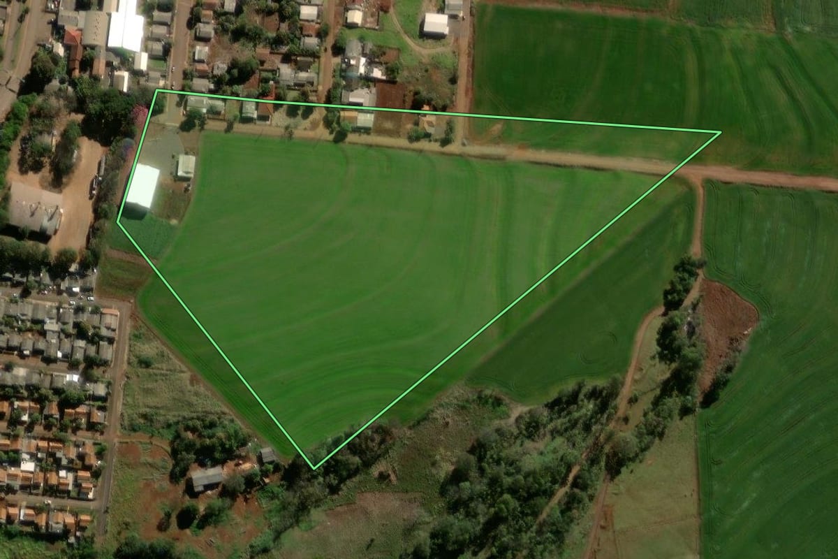 Imagem de satélite do imóvel rural em Braganey (PR), com o contorno declarado no CAR desenhado por cima.