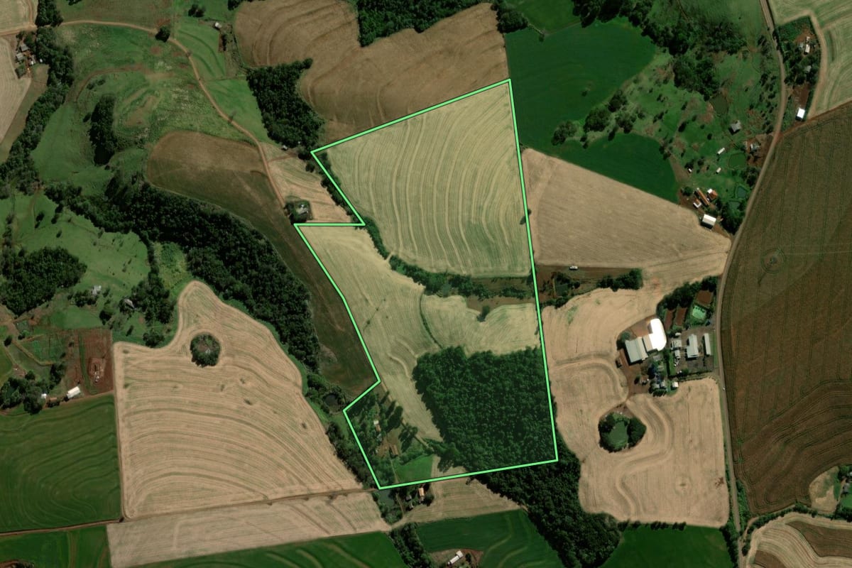 Imagem de satélite do imóvel rural em Braganey (PR), com o contorno declarado no CAR desenhado por cima.