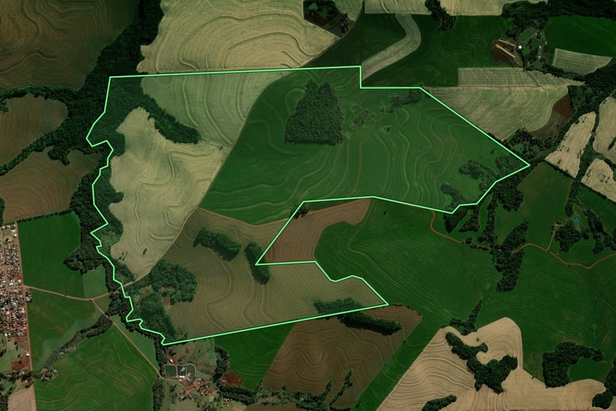 Imagem de satélite do imóvel rural em Braganey (PR), com o contorno declarado no CAR desenhado por cima.