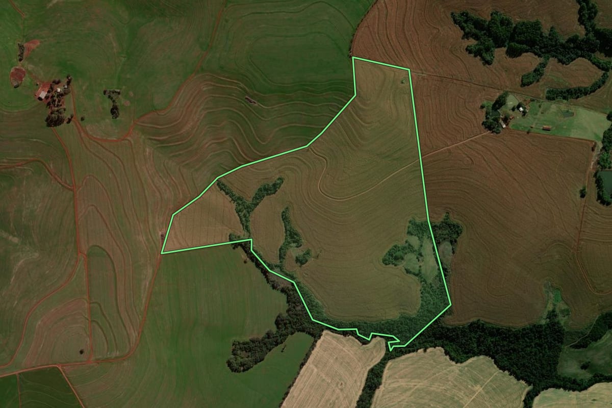 Imagem de satélite do imóvel rural em Braganey (PR), com o contorno declarado no CAR desenhado por cima.
