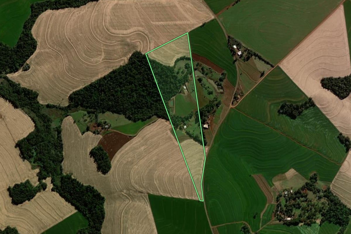 Imagem de satélite do imóvel rural em Braganey (PR), com o contorno declarado no CAR desenhado por cima.