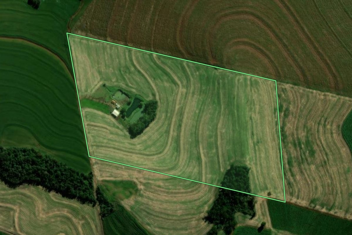 Imagem de satélite do imóvel rural em Braganey (PR), com o contorno declarado no CAR desenhado por cima.