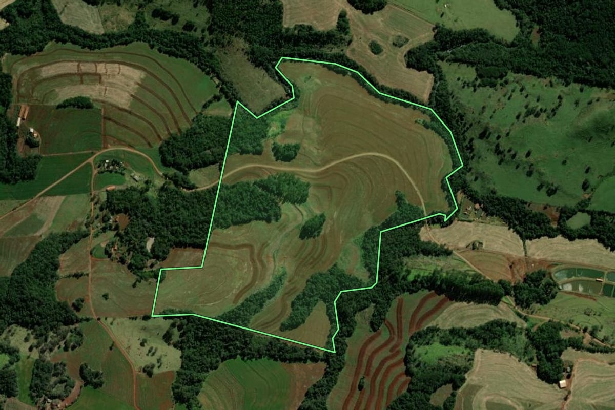 Imagem de satélite do imóvel rural em Braganey (PR), com o contorno declarado no CAR desenhado por cima.