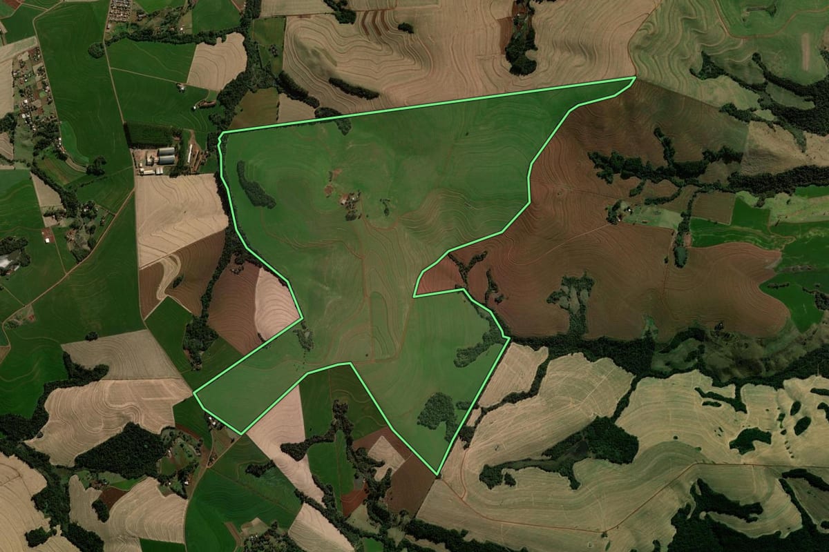 Imagem de satélite do imóvel rural em Braganey (PR), com o contorno declarado no CAR desenhado por cima.