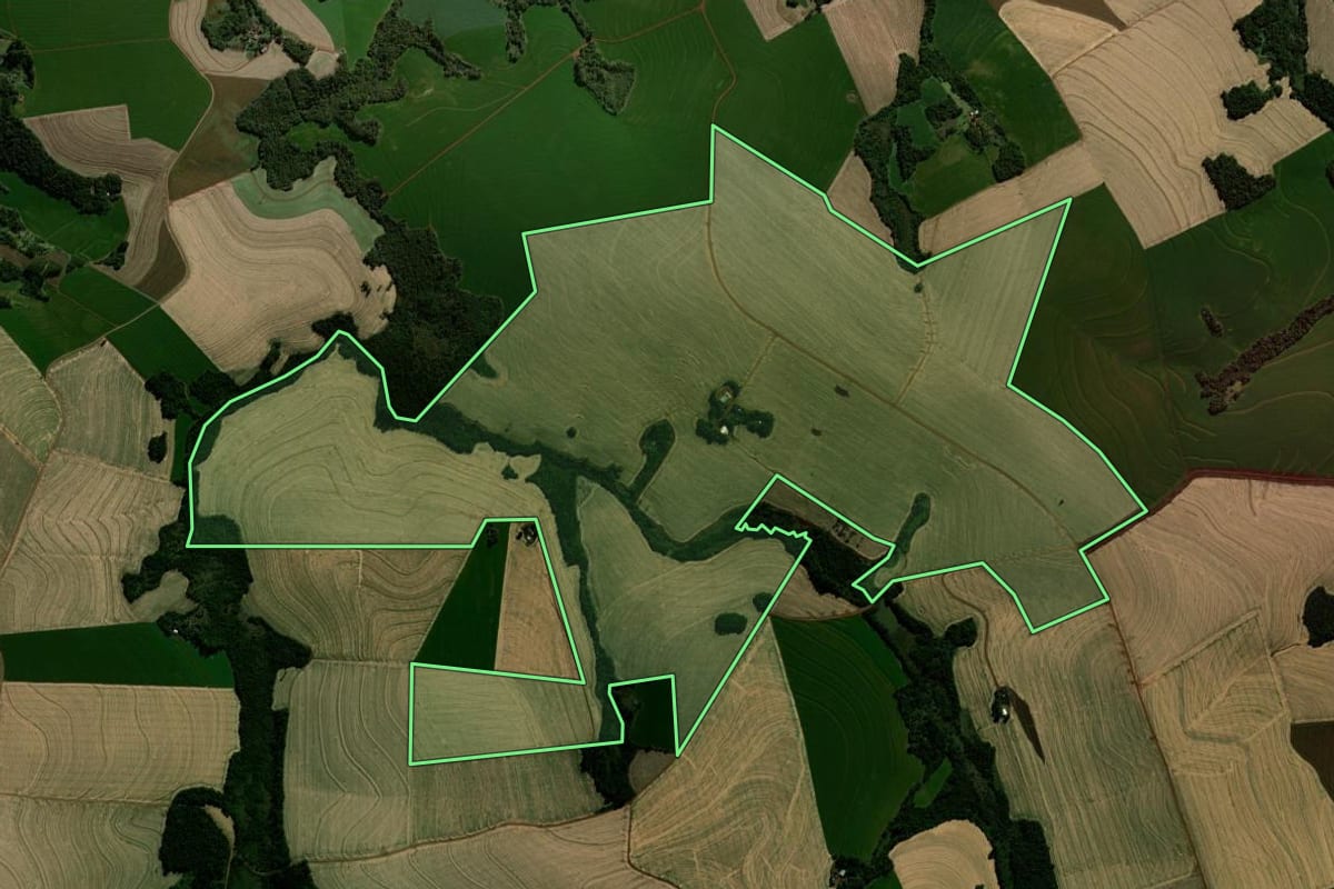 Imagem de satélite do imóvel rural em Braganey (PR), com o contorno declarado no CAR desenhado por cima.