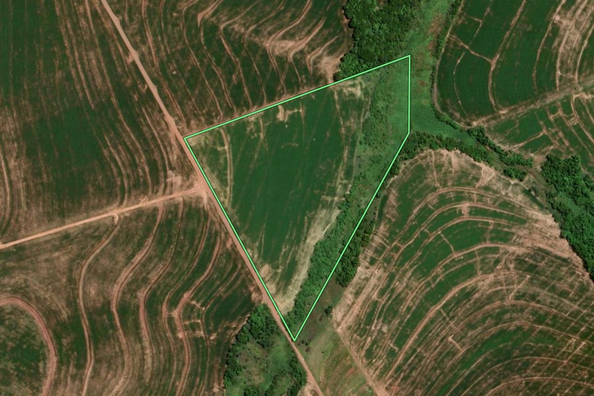 Imagem de satélite do imóvel rural em Brasilândia do Sul (PR), com o contorno declarado no CAR desenhado por cima.