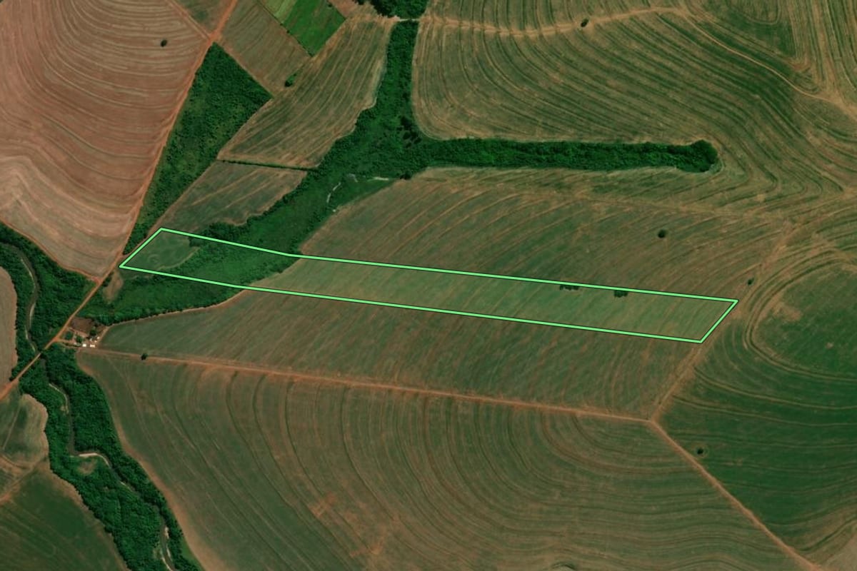 Imagem de satélite do imóvel rural em Brasilândia do Sul (PR), com o contorno declarado no CAR desenhado por cima.