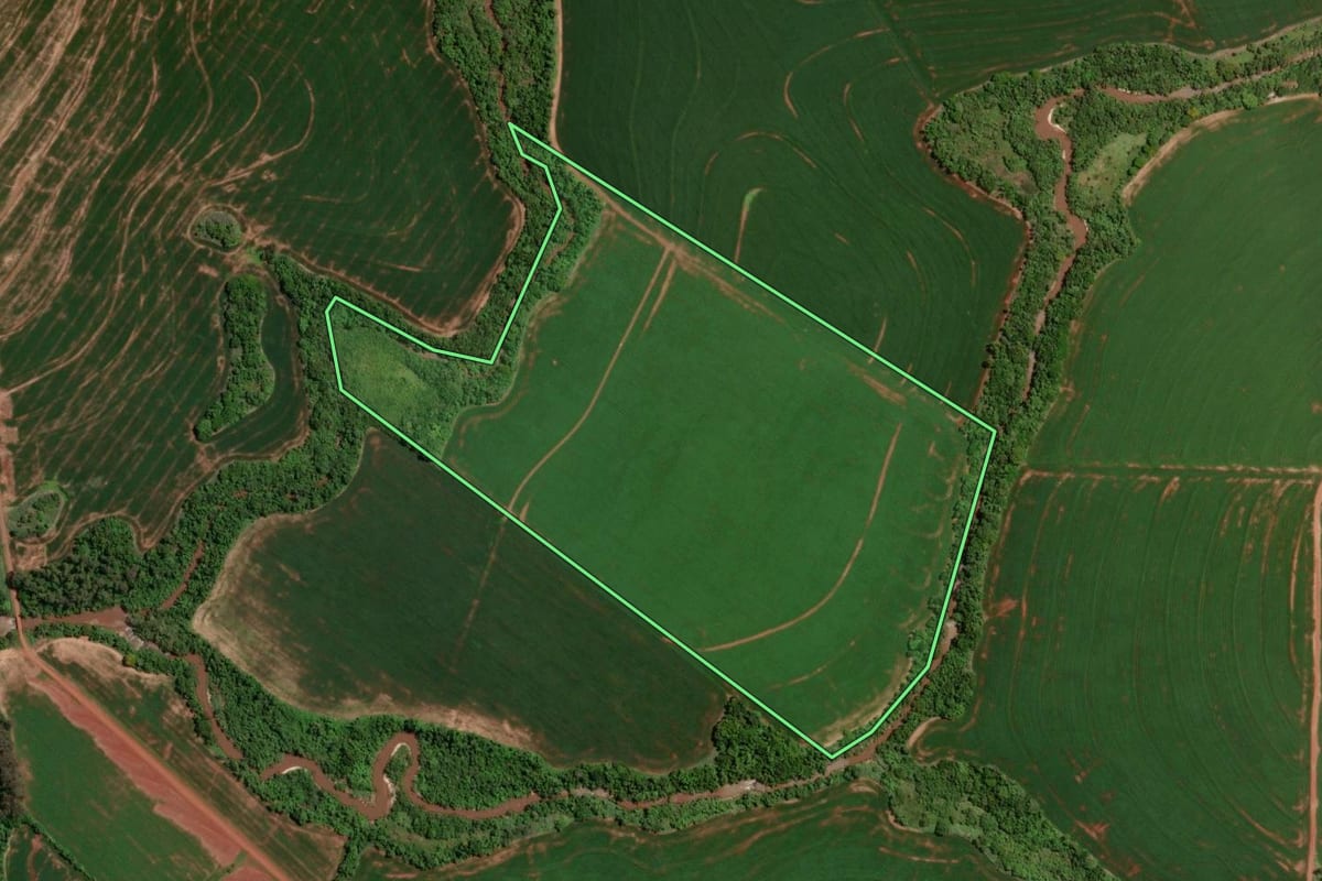 Imagem de satélite do imóvel rural em Brasilândia do Sul (PR), com o contorno declarado no CAR desenhado por cima.