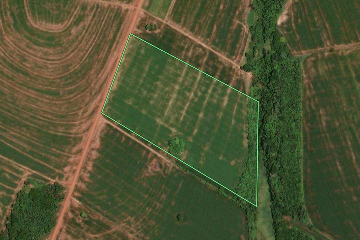 Imagem de satélite do imóvel rural em Brasilândia do Sul (PR), com o contorno declarado no CAR desenhado por cima.
