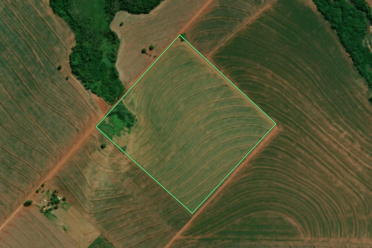 Imagem de satélite do imóvel rural em Brasilândia do Sul (PR), com o contorno declarado no CAR desenhado por cima.
