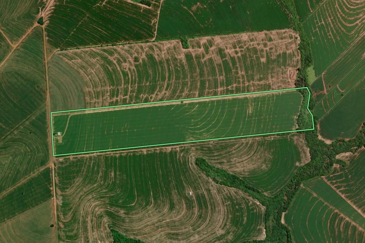 Imagem de satélite do imóvel rural em Brasilândia do Sul (PR), com o contorno declarado no CAR desenhado por cima.