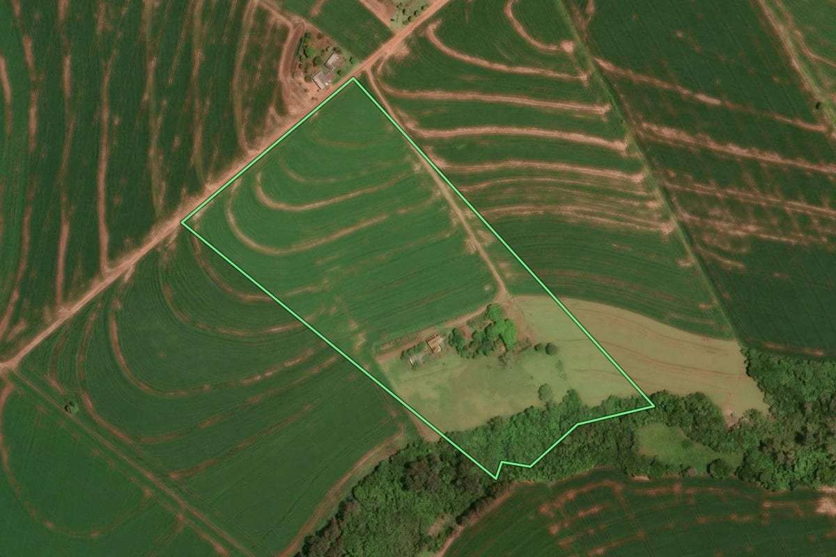 Imagem de satélite do imóvel rural em Brasilândia do Sul (PR), com o contorno declarado no CAR desenhado por cima.