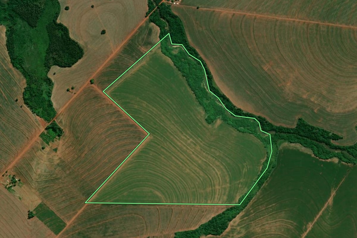 Imagem de satélite do imóvel rural em Brasilândia do Sul (PR), com o contorno declarado no CAR desenhado por cima.
