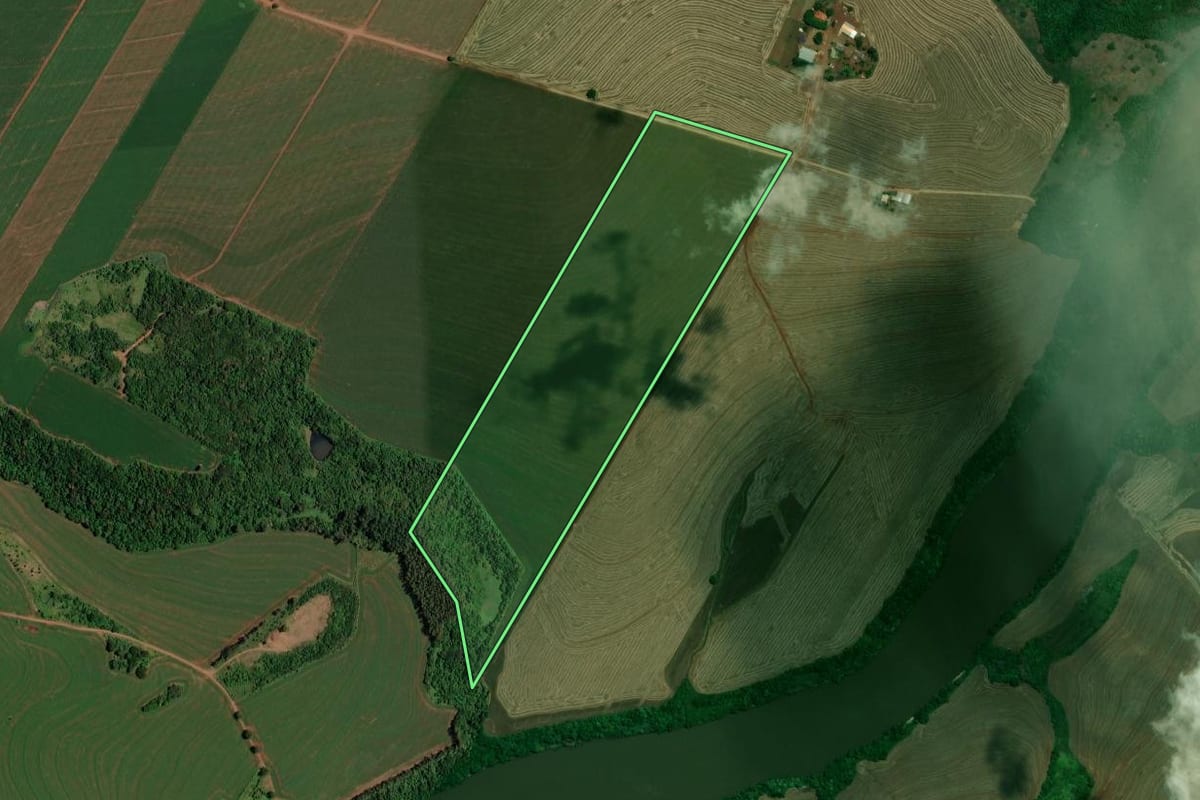 Imagem de satélite do imóvel rural em Brasilândia do Sul (PR), com o contorno declarado no CAR desenhado por cima.