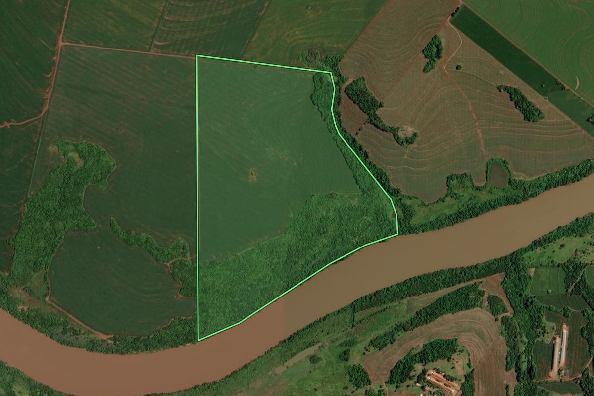 Imagem de satélite do imóvel rural em Brasilândia do Sul (PR), com o contorno declarado no CAR desenhado por cima.