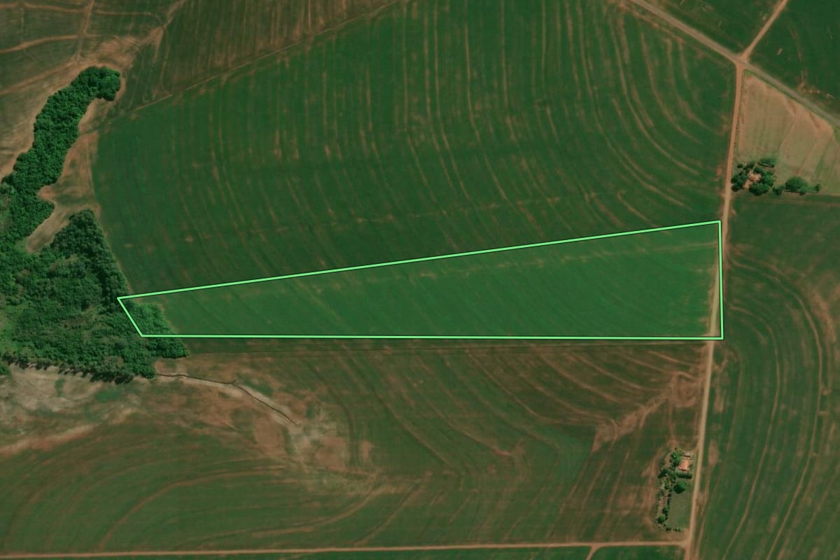Imagem de satélite do imóvel rural em Brasilândia do Sul (PR), com o contorno declarado no CAR desenhado por cima.