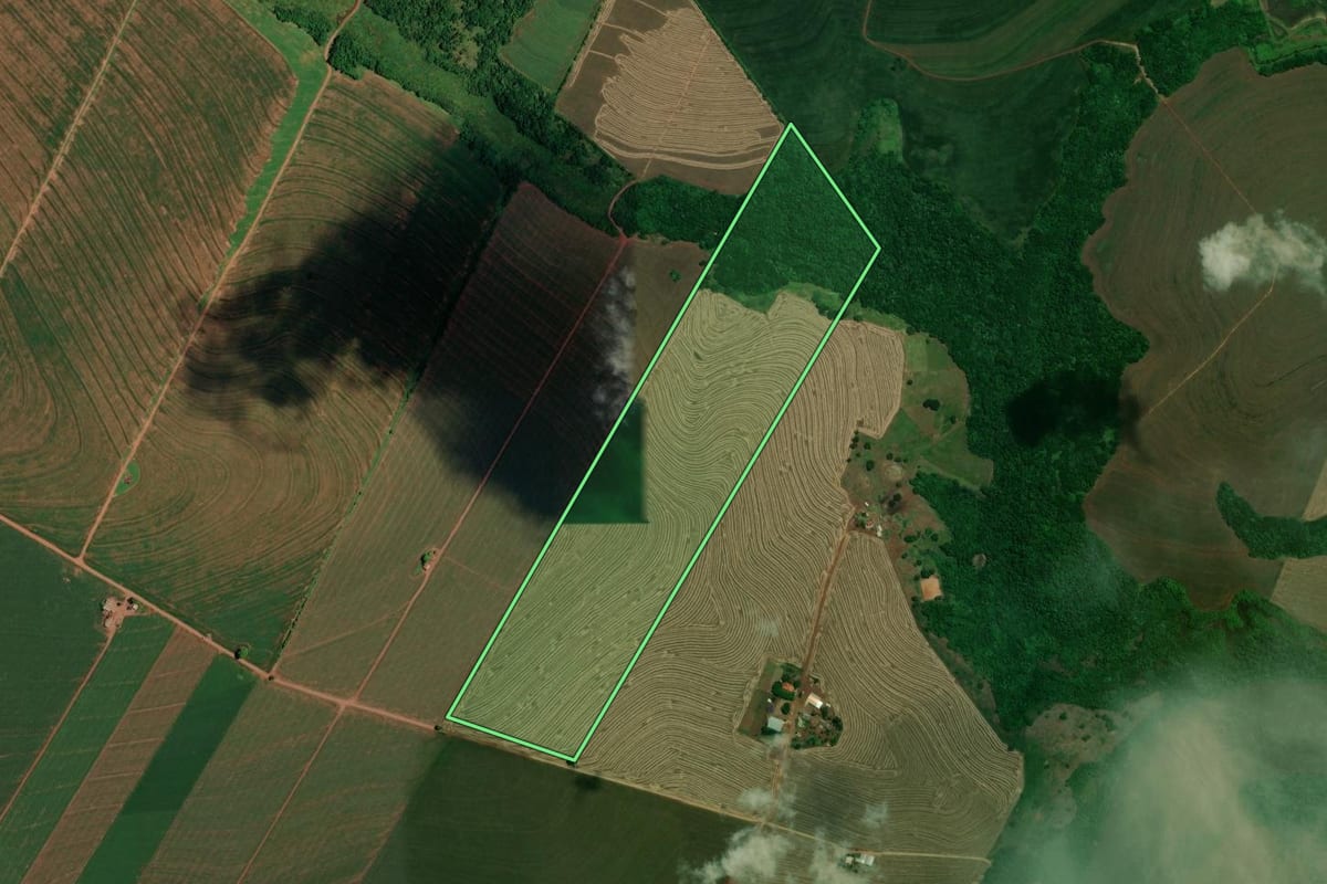 Imagem de satélite do imóvel rural em Brasilândia do Sul (PR), com o contorno declarado no CAR desenhado por cima.